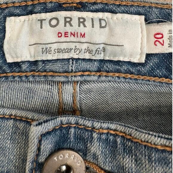 New Torrid Denim Light Wash Shorts Plus Size 20 - Picture 3 of 3